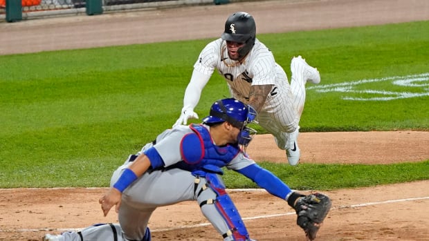 Yoán Moncada scores on Willson Contreas v Cubs 2020-09-26 (Mike Dinovo) USATSI_14988687